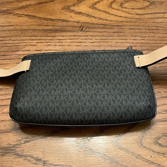Michael Kors belt bag - Picture 6 of 15